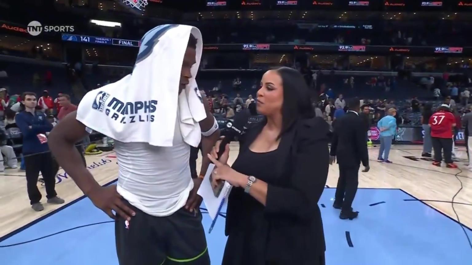 華子賽后接受一位豐滿女記者的采訪！