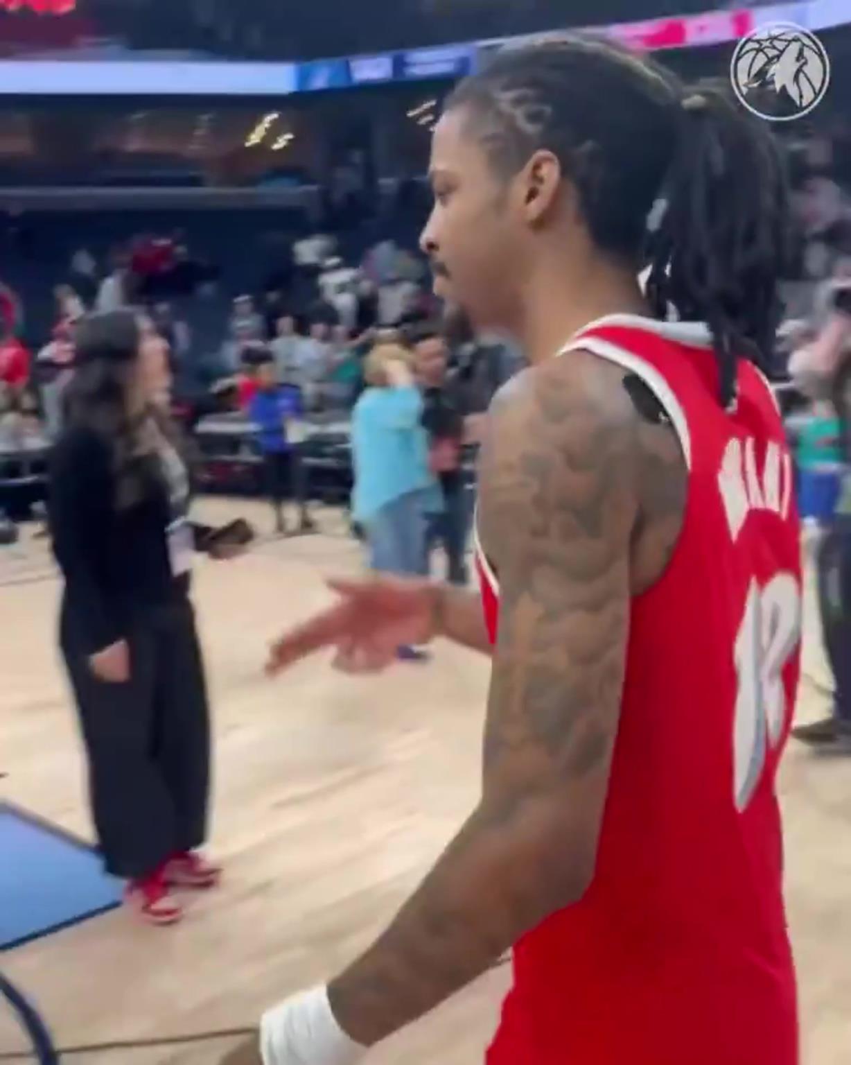 笑死！莫蘭特賽后與華子握手，竟然也是比出“手槍”的手勢