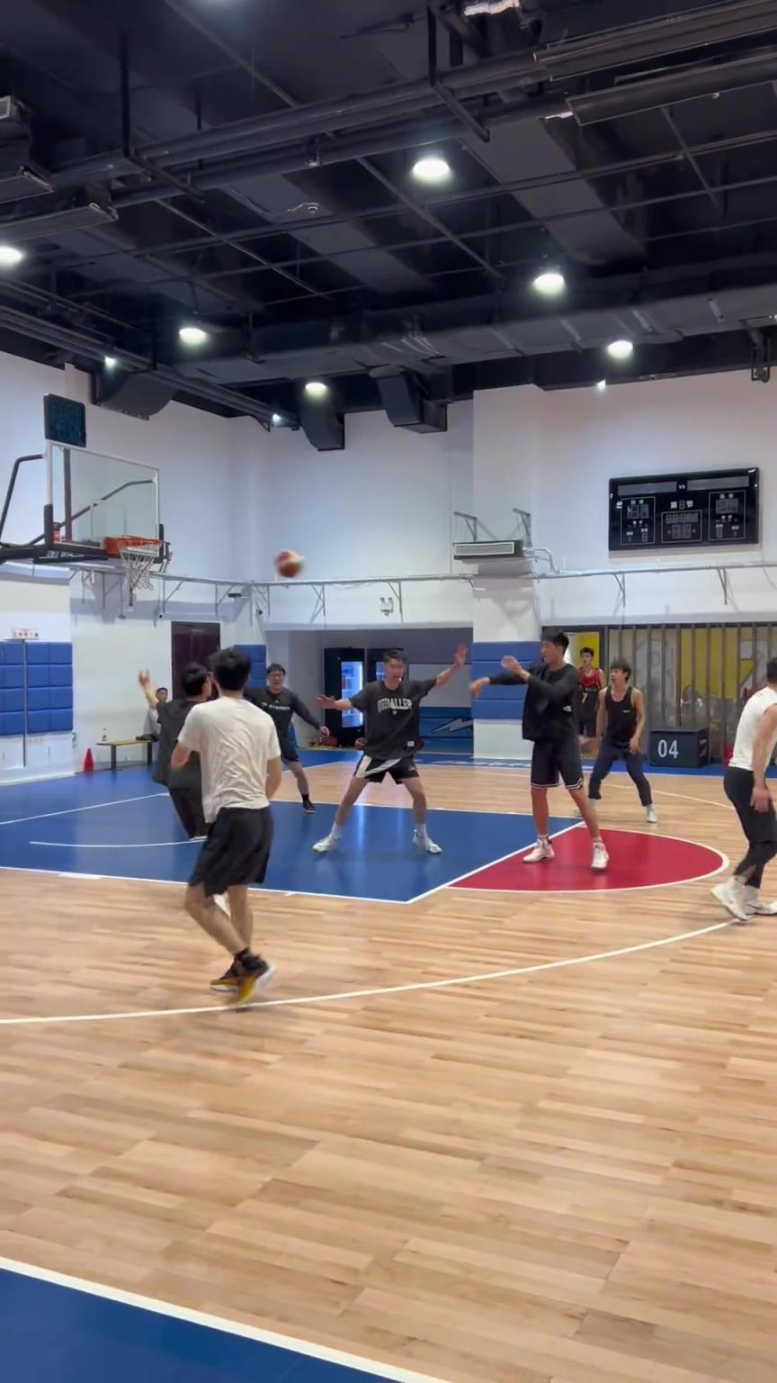 對手回家后：老婆，我今天在野球場匹配到巔峰馬刺隊了！