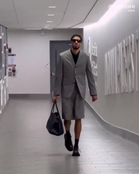 時尚潮男！哈利今日一身灰西裝短褲墨鏡搭配入場 腿真細！