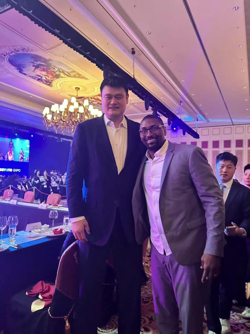 阿泰斯特曬與姚明合照：這是我最喜歡的隊(duì)友 姚??！