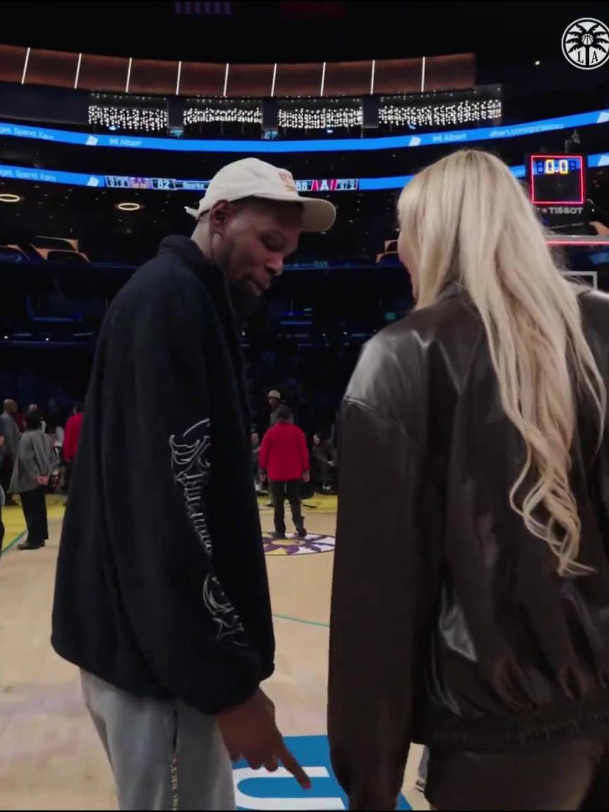 小帥這氣質(zhì)！杜蘭特與庫里教妹布林克擁抱，眼睛好像一直偷瞟布林克大長腿