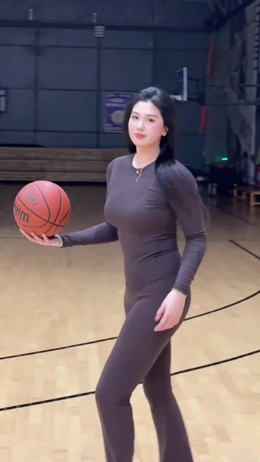 低配版卡戴珊！野球場肘姐這身材，懂的吧友都懂！