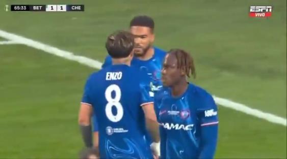 繼續(xù)干！恩佐進(jìn)球后給了詹姆斯一巴掌，兩人頂頭互相打氣