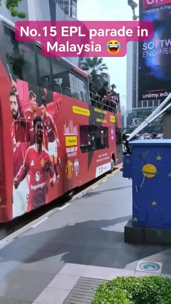 游街示眾？曼聯(lián)在馬來西亞街頭大巴游行，球迷笑噴