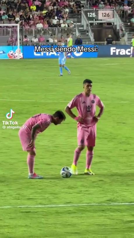 哈哈！梅西擺任意球偷偷往前挪被裁判抓包
