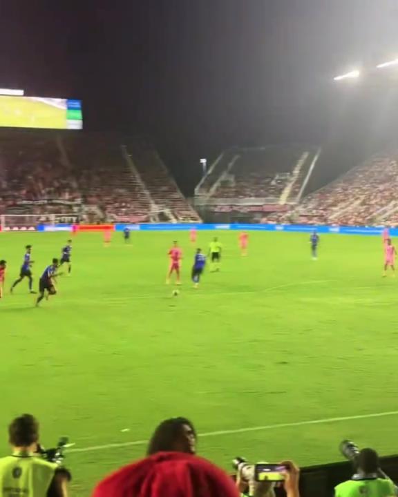 梅老板為了給蘇亞雷斯送個(gè)助攻，也是拼了啊