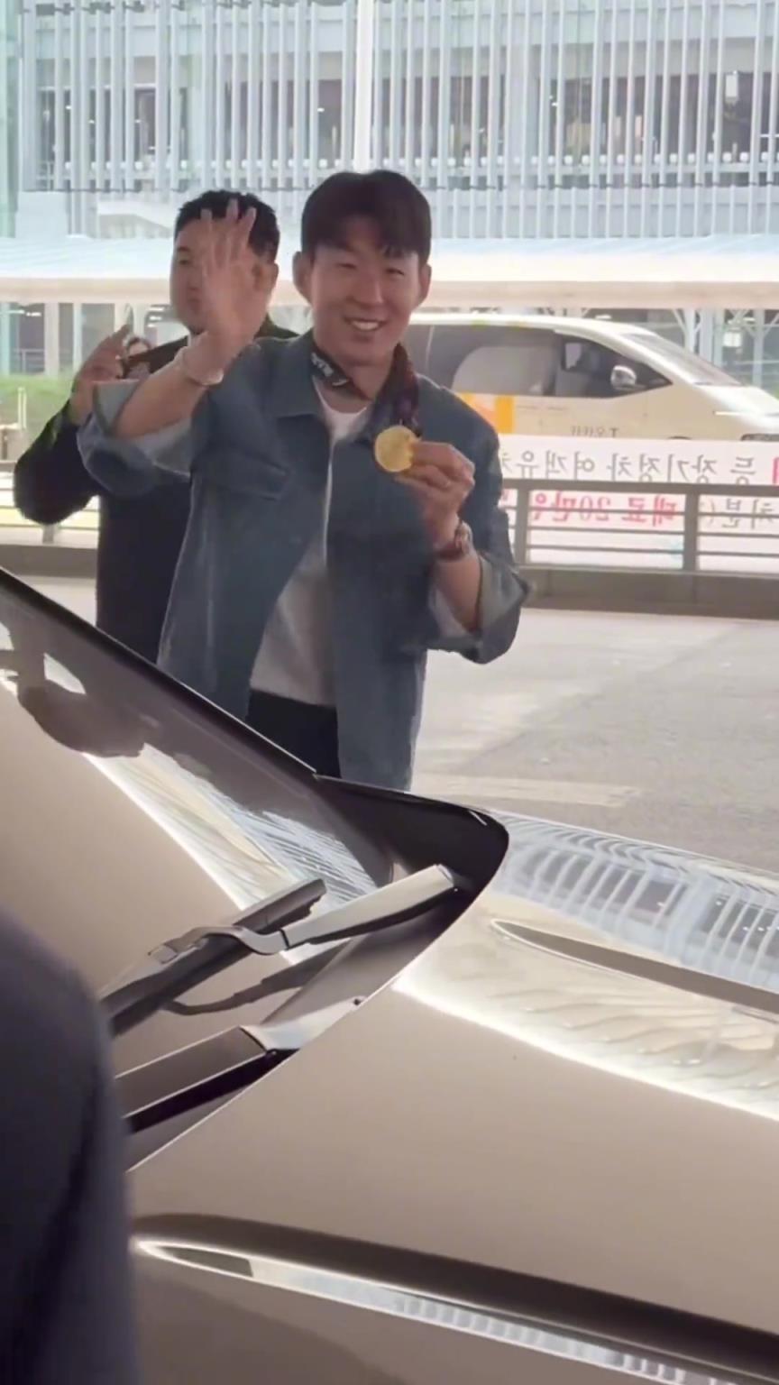 衣錦還鄉(xiāng)！孫興慜返回韓國，眾多女球迷讓其把歐聯(lián)獎(jiǎng)牌戴上