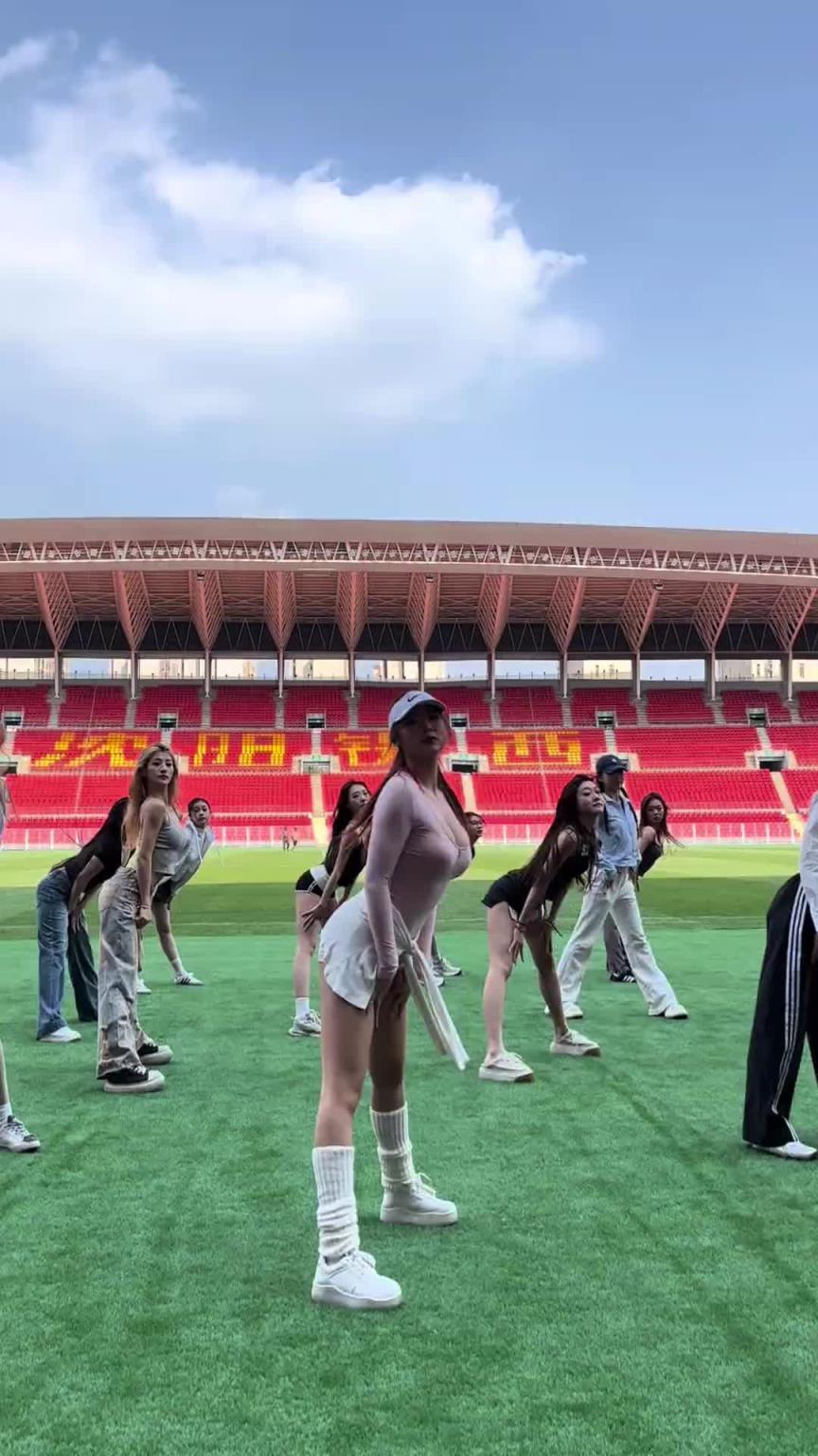 好看！在彩排的遼寧鐵人啦啦隊(duì)小姐姐們