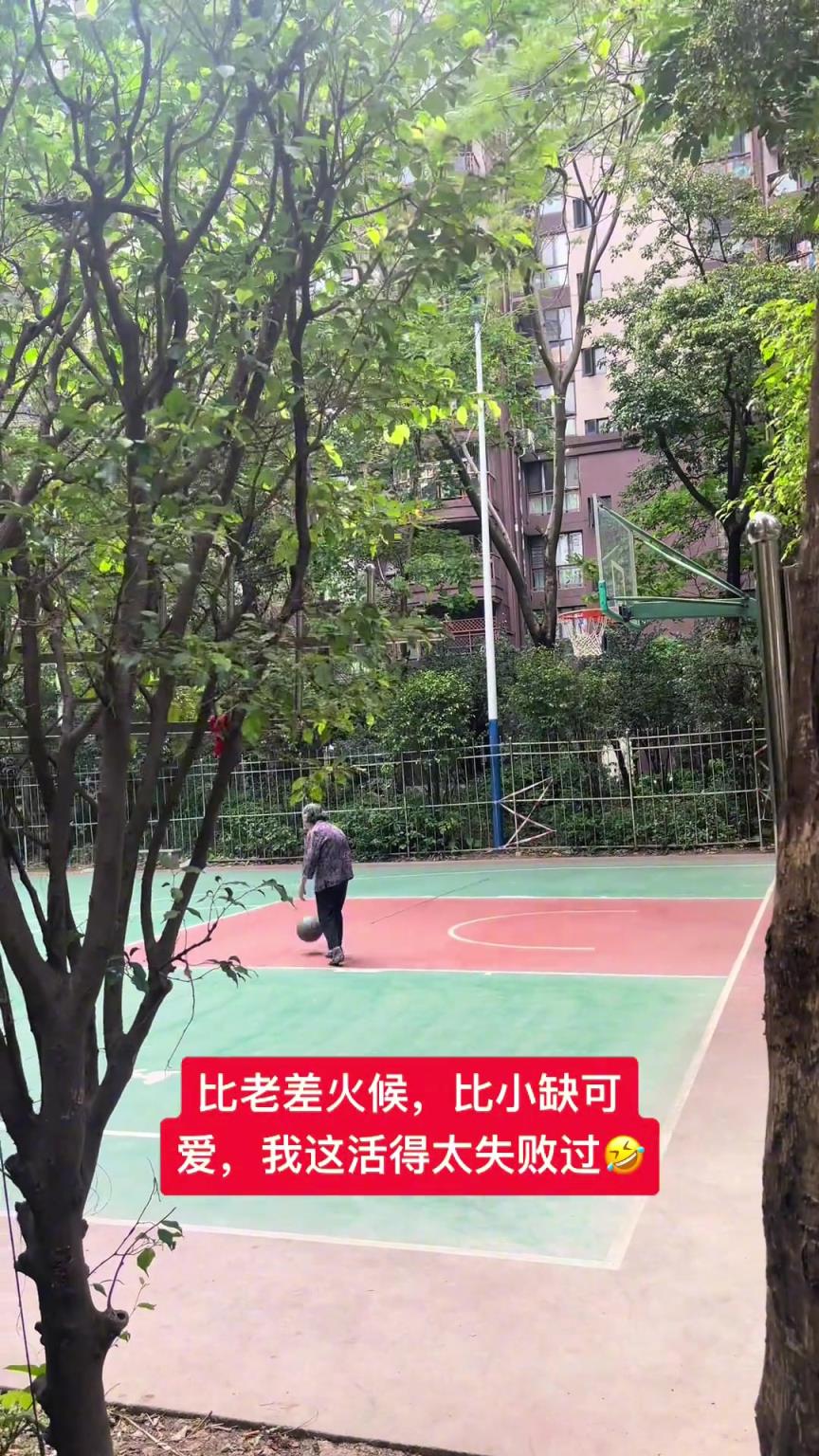 這阿婆單手一投一個(gè)準(zhǔn)，姜還是老的辣