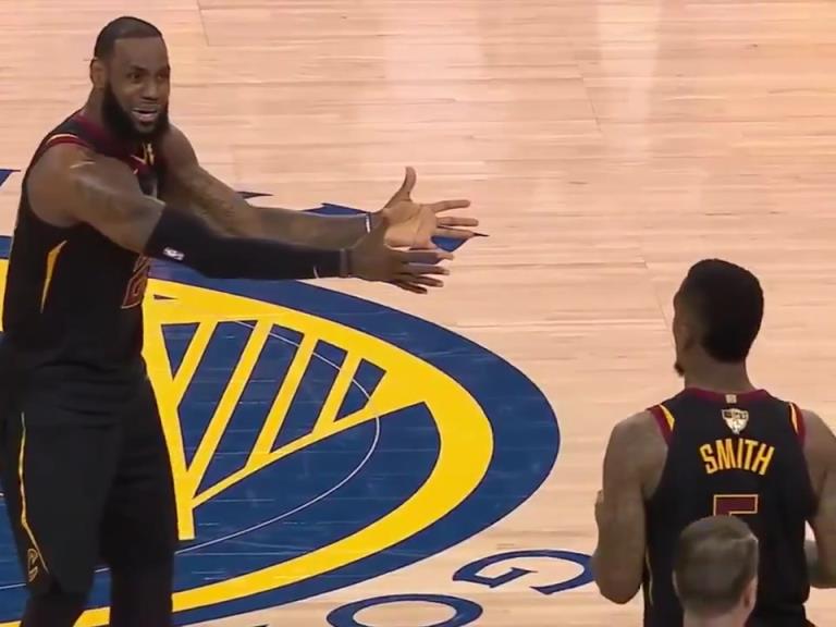 名場面！JR搶下關(guān)鍵籃板沒看表，老詹質(zhì)問JR為何傳球