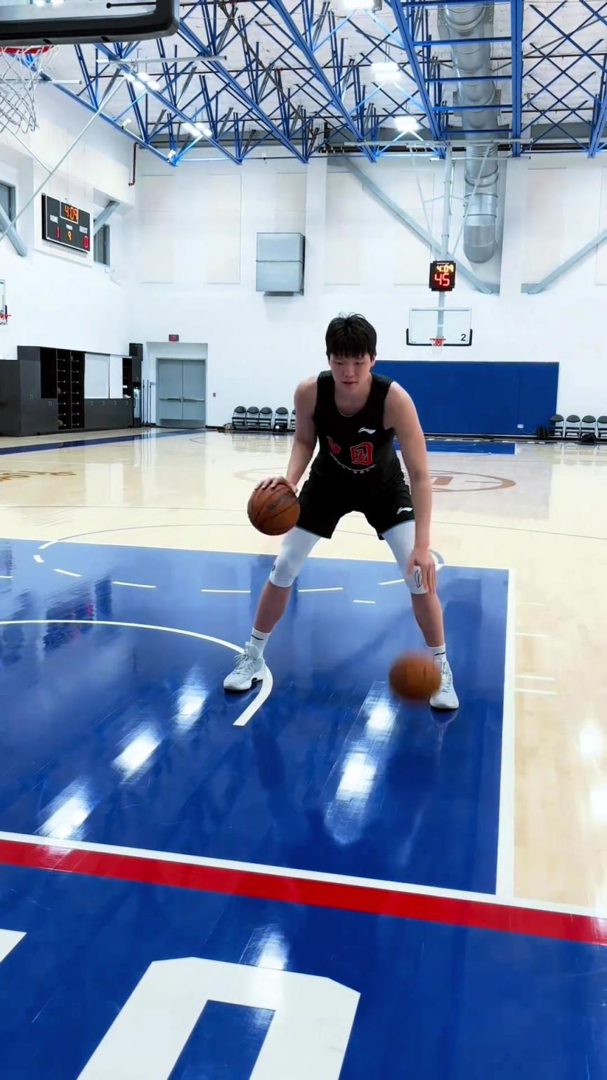 楊瀚森今日份訓(xùn)練！這個(gè)左右手運(yùn)球協(xié)調(diào)性真不錯(cuò)