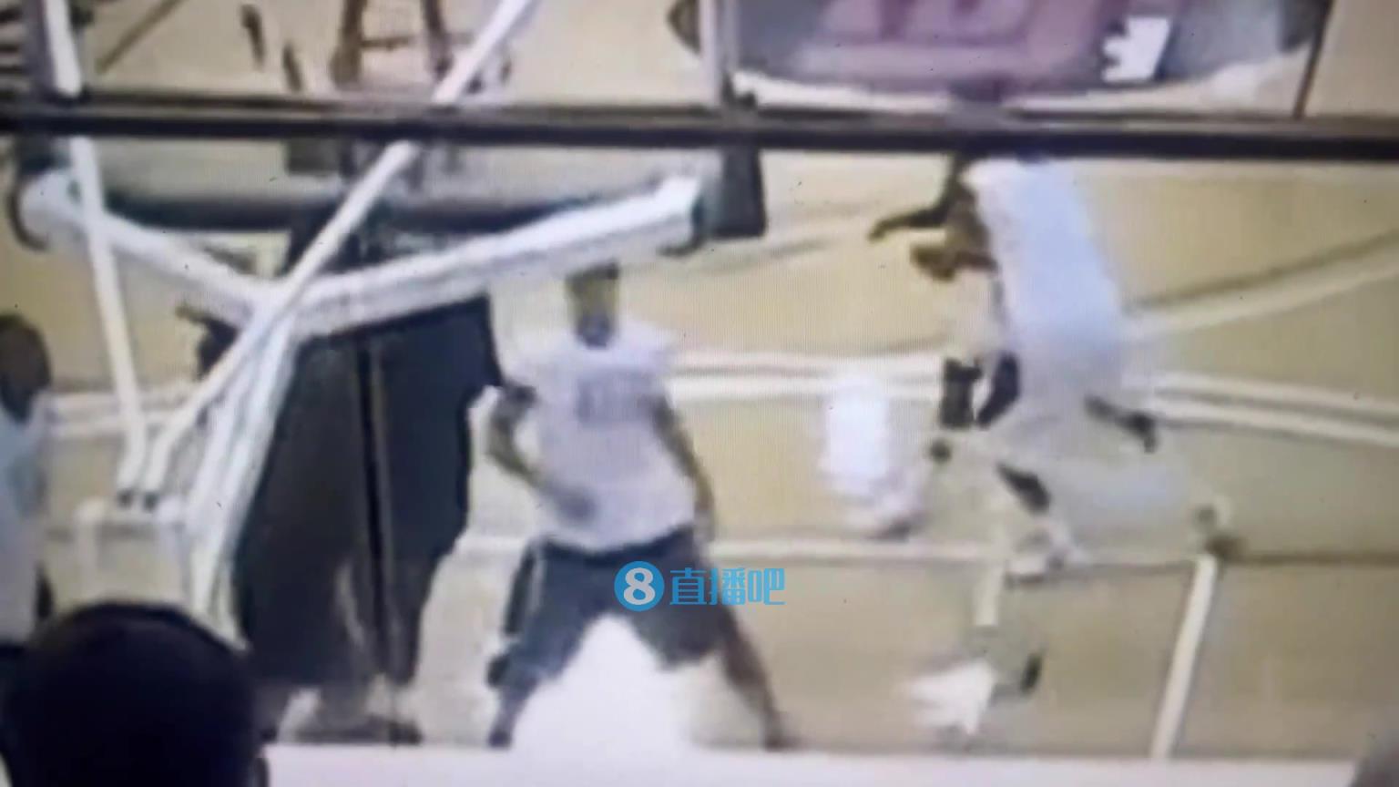 引熱議！美媒翻舊賬：當(dāng)年詹姆斯被大學(xué)生隔扣，耐克沒(méi)收了錄像帶