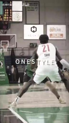 正統(tǒng)美式后衛(wèi)！JD戴維森炒菜后低手合球，對(duì)抗上籃打進(jìn)！