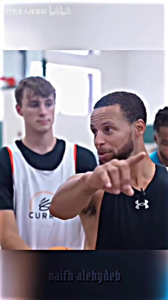 庫(kù)里：其實(shí)這個(gè)暴扣是我教的！當(dāng)弗拉格出現(xiàn)在庫(kù)里的訓(xùn)練營(yíng)！