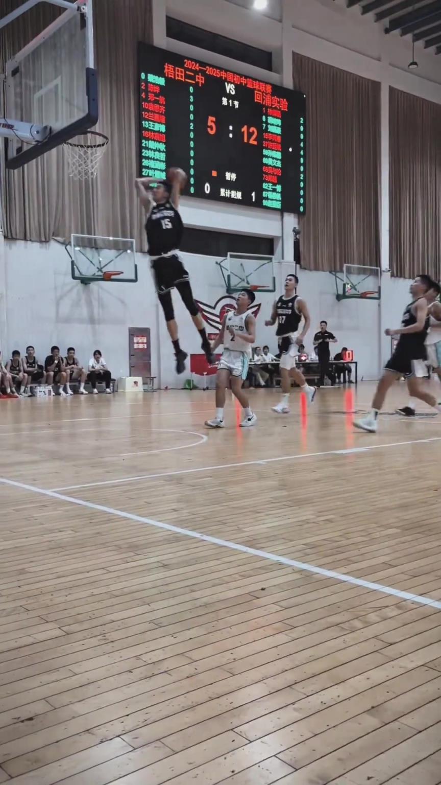 起來(lái)就扣啊！現(xiàn)在的初中生都這么打球的嗎