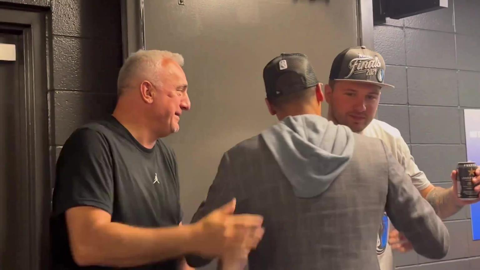 去年的今天，東契奇率隊(duì)殺入總決賽，賽后喝啤酒被芬利沒(méi)收