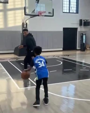 交易價(jià)值急劇下降！字母哥和小球迷單挑被當(dāng)面絕殺