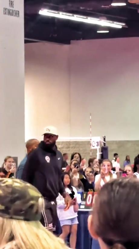 什么是巨星?。≌材匪宫F(xiàn)身排球場(chǎng)被小球迷包圍 這就是行走的流量