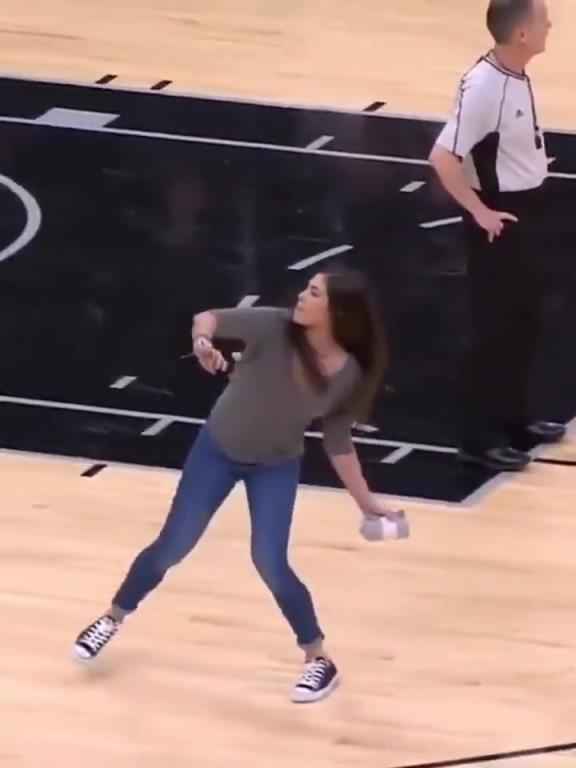 不愧是美國(guó)女籃主力，普拉姆的力量太嚇人了