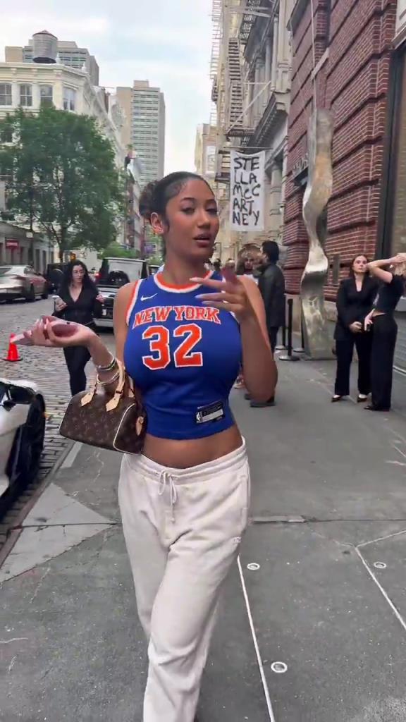 哇塞！一豐滿(mǎn)尼克斯女球迷身穿唐斯球衣，真是太吸引眼球了