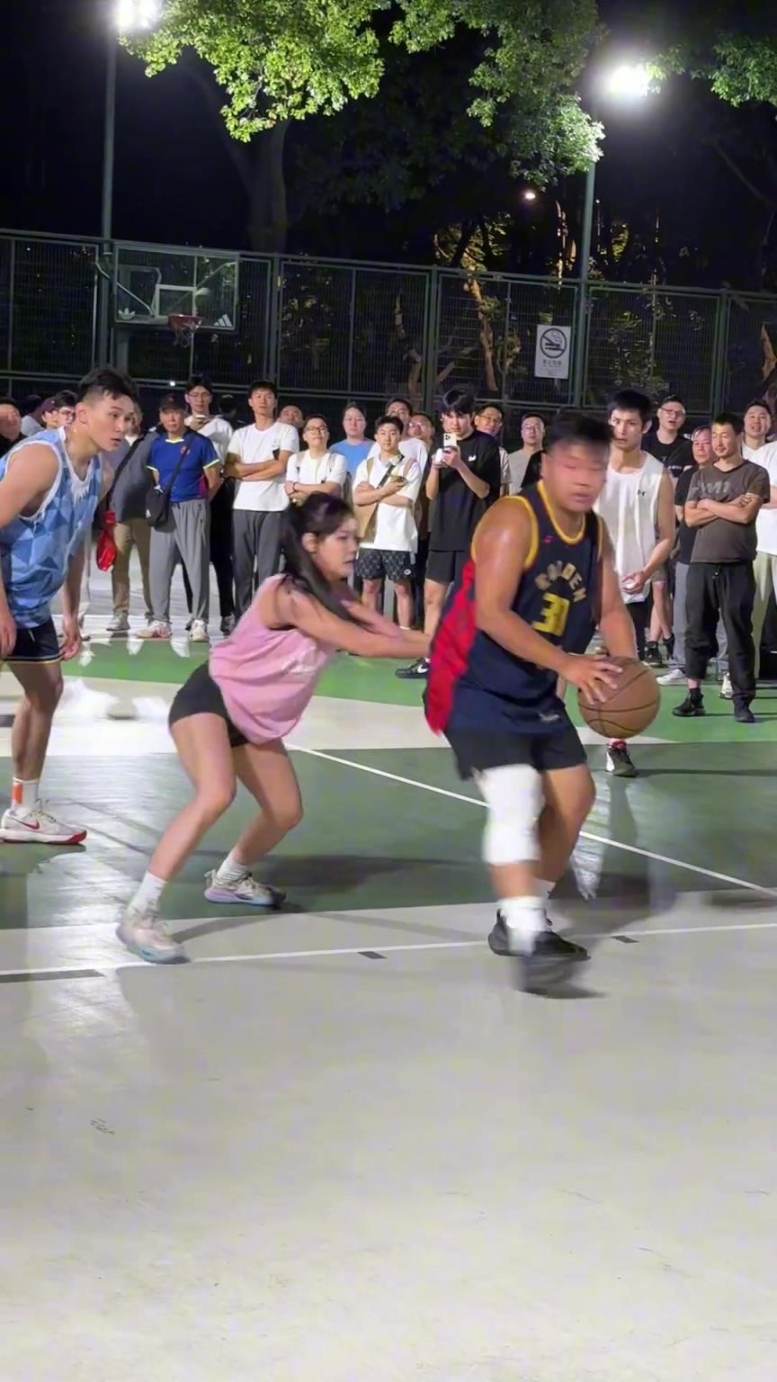 這哥們看見(jiàn)防自己的是女生，一個(gè)勁背打，球也不傳了